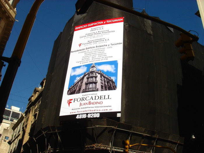 Cartel de obra en esquina de Suipacha y Tucumn.